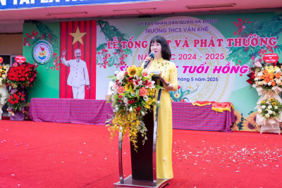 Cô Nguyễn Thị Hương, Bí thư chi bộ - Hiệu trưởng